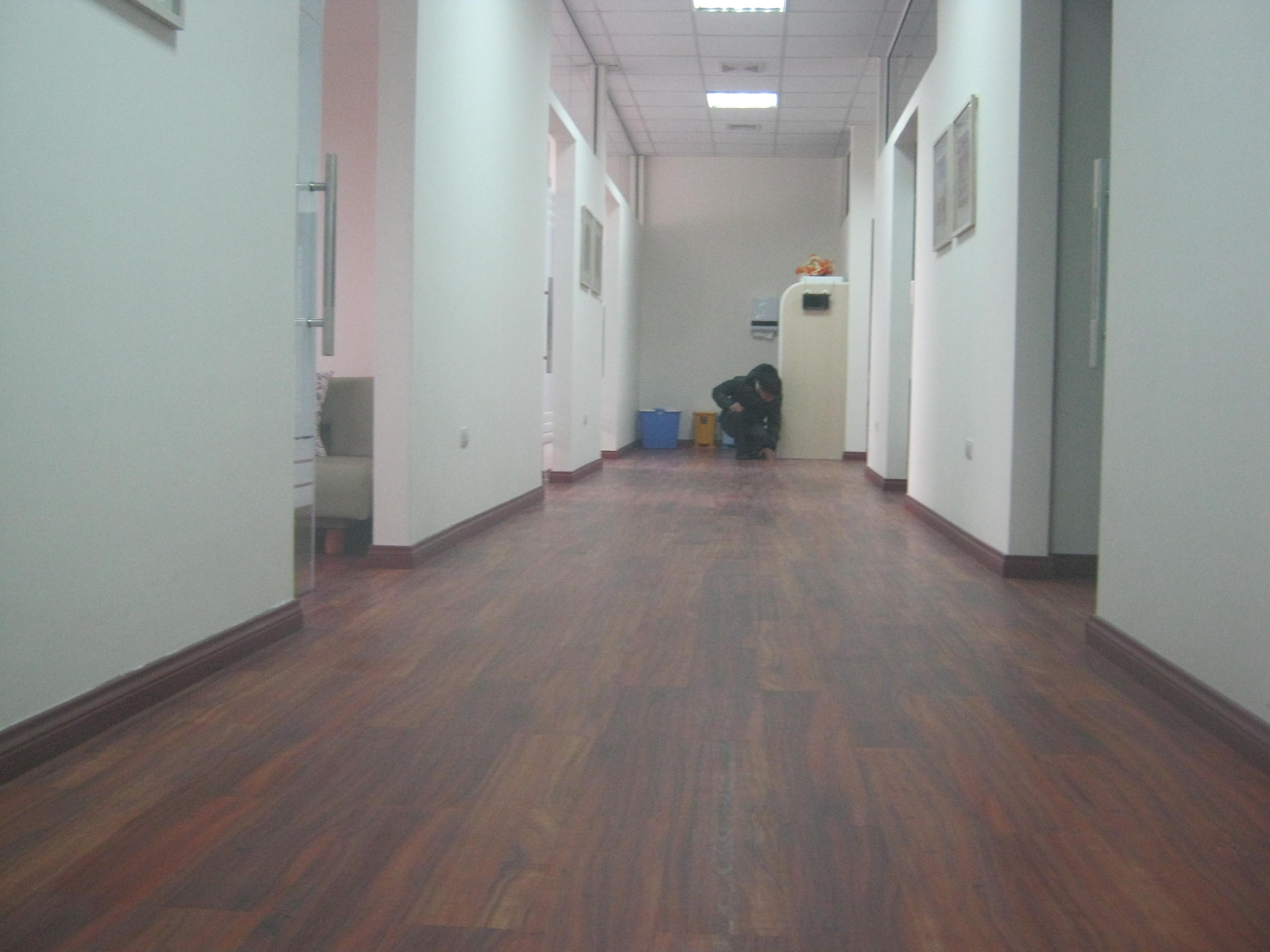 Sàn Nhựa Vân Gỗ Cho Phòng Khám - Á Đông Floor .