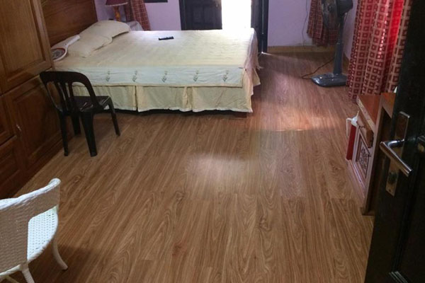 Sàn nhựa hèm khóa trong phòng khách hiện đại
